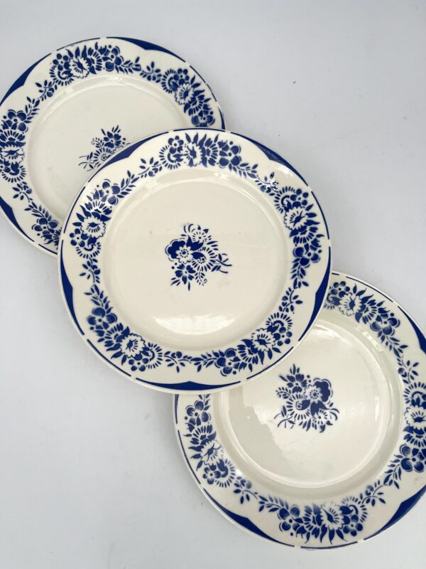 Assiette plate Gisèle Badonviller décor fleur bleue – Image 3