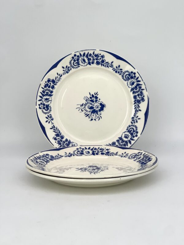 Assiette plate Gisèle Badonviller décor fleur bleue