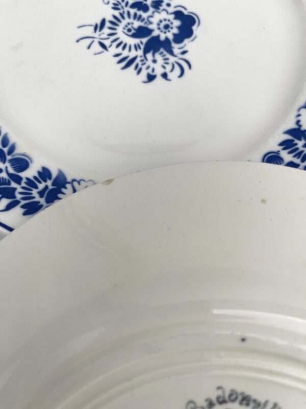 Assiette plate Gisèle Badonviller décor fleur bleue – Image 6