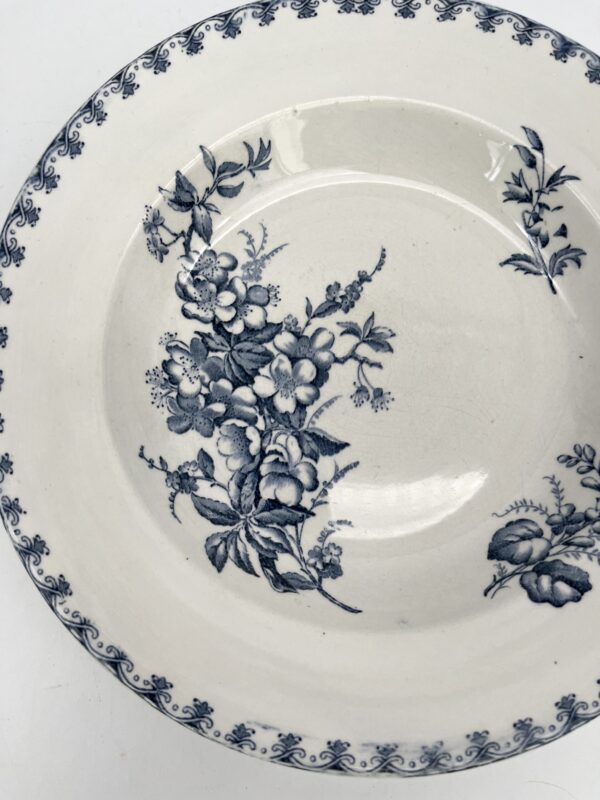 Assiette creuse Vega Sarreguemines décor fleur bleue – Image 4