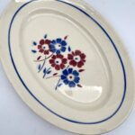 Plat ovale Sylvain Lunéville décor bordeaux et bleu – Image 3