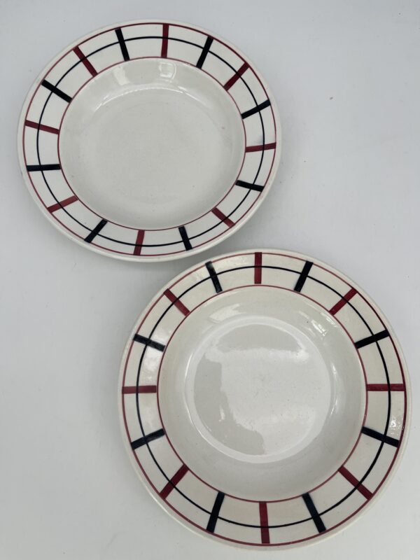 Assiette creuse Lou Basque St Amand décor bleu et bordeaux – Image 2