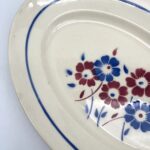 Plat ovale Sylvain Lunéville décor bordeaux et bleu – Image 4