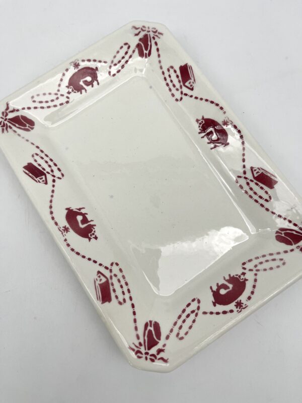 Petit plat rectangulaire à charcuterie décor cochon bordeaux – Image 3