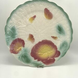 Grande assiette en barbotine décor papillon fleur rose et verte