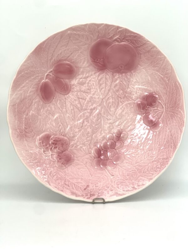 Grand plat en barbotine rose Salins décor fruits 36 cm