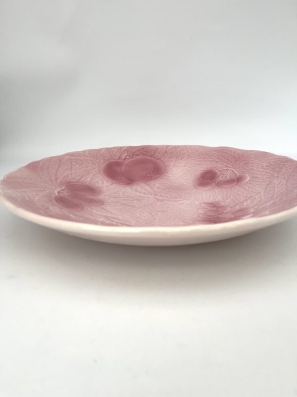 Grand plat en barbotine rose Salins décor fruits 36 cm – Image 5