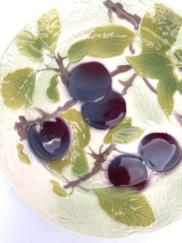 Assiette à dessert en barbotine St Clément décor prunes – Image 4