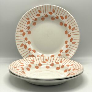 Assiette creuse Moulin des Loups décor cerises couleur corail