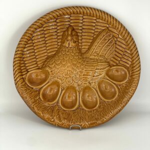 Plat à oeuf décor poule en barbotine