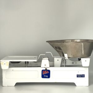 Balance vintage en métal blanc Rhena Genève