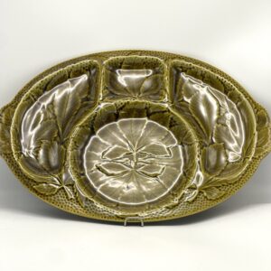 Plat à compartiment en barbotine Gien décor feuilles vertes