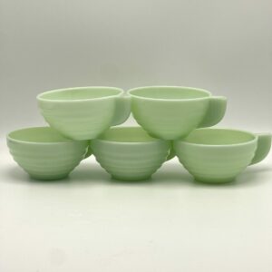 Tasse à café en opaline vert mint art déco