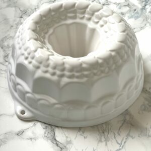 Superbe Moule à gateau / kouglof en grès vernissé blanc décor coeur 25 cm