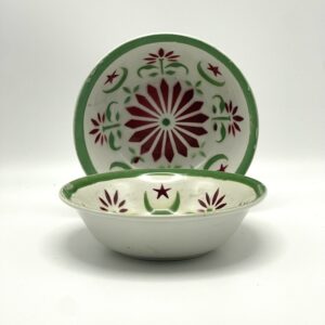 Coupelle en faience décor arabisant vert et bordeaux